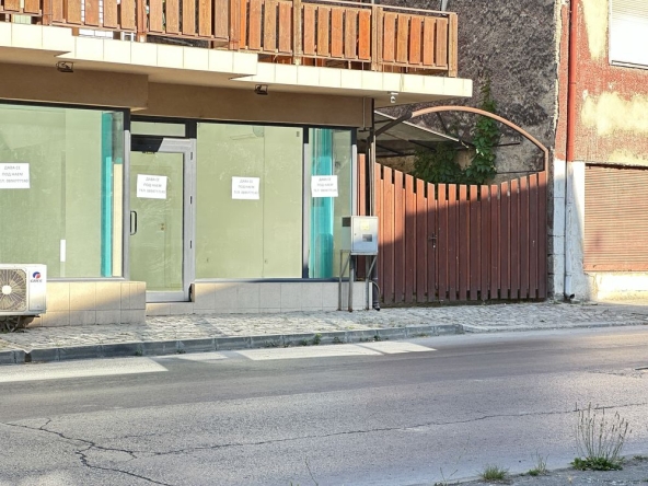 Дава се под наем Магазин в Провадия - 38 кв.м за 280.5 € - Снимка #1