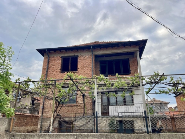 Къща в Панагюрище - 276 кв.м за 1 €/кв.м - Снимка #1