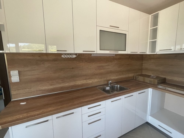 Дава се под наем Четиристаен апартамент в Велико Търново, Бузлуджа - 150 кв.м за 561 € - Снимка #1