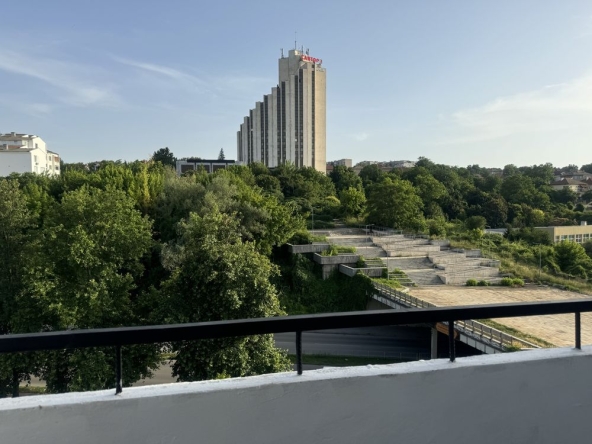 Тристаен апартамент в Разград, Център - 65 кв.м за 1569 €/кв.м - Снимка #1