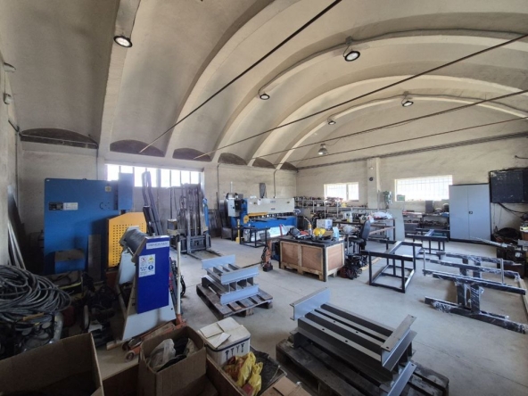 Дава се под наем Промишлена сграда в София, Малашевци - 1350 кв.м за 3264 € - Снимка #1