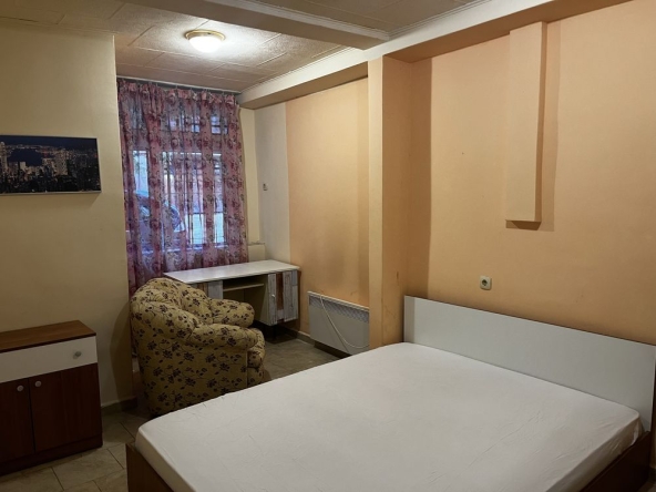 Дава се под наем Тристаен апартамент в Плевен, Идеален център - 80 кв.м за 153 € - Снимка #1