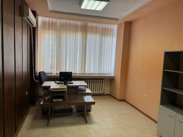 Дава се под наем Офис в Сливен, Център - 19 кв.м за 127.5 € - Снимка #1
