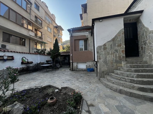 Дава се под наем Къща в Пловдив, Младежки Хълм - 120 кв.м за 1122 € - Снимка #1