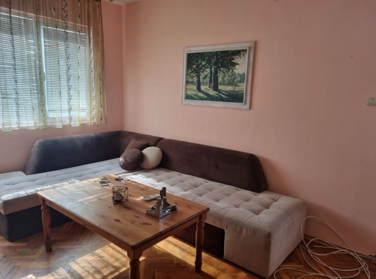 Дава се под наем Тристаен апартамент в Карлово - 70 кв.м за 255 € - Снимка #1