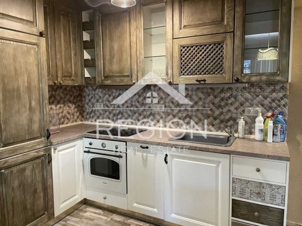 Дава се под наем Тристаен апартамент в Варна, Център - 85 кв.м за 950 € - Снимка #1