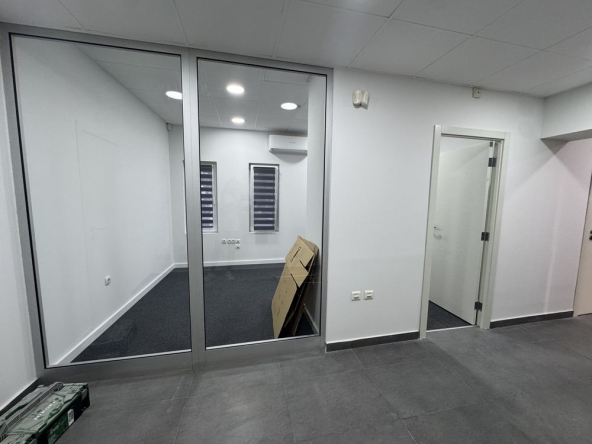 Дава се под наем Офис в Перник, Център - 20 кв.м за 255 € - Снимка #1