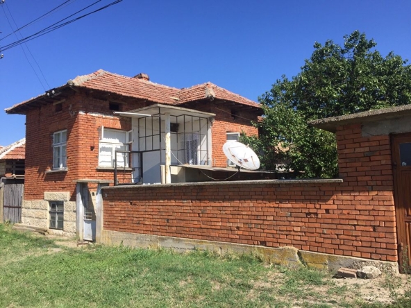 Къща в с. Равно, Област Разград - 800 кв.м за 23 €/кв.м - Снимка #1