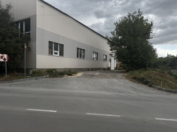 Промишлена сграда в Варна, м-т Траката - 1870 кв.м за 241 €/кв.м - Снимка #1