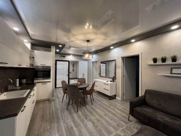 Дава се под наем Тристаен апартамент в Варна, Център - 74 кв.м за 1100 € - Снимка #1