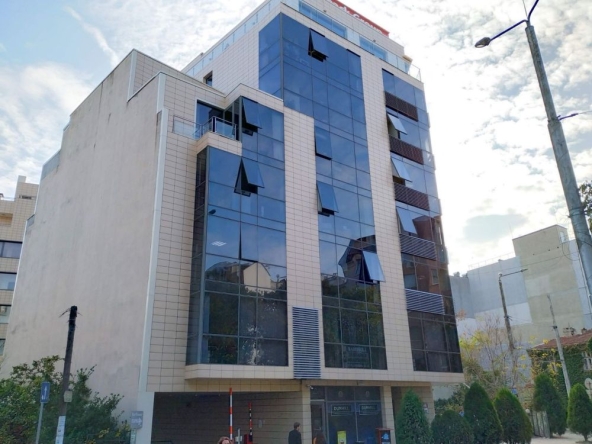 Тристаен апартамент в Варна, Зимно кино Тракия - 220 кв.м за 4546 €/кв.м - Снимка #1