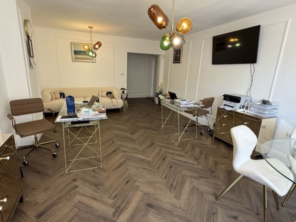 Дава се под наем Офис в Бургас, Център - 45 кв.м за 612 € - Снимка #1