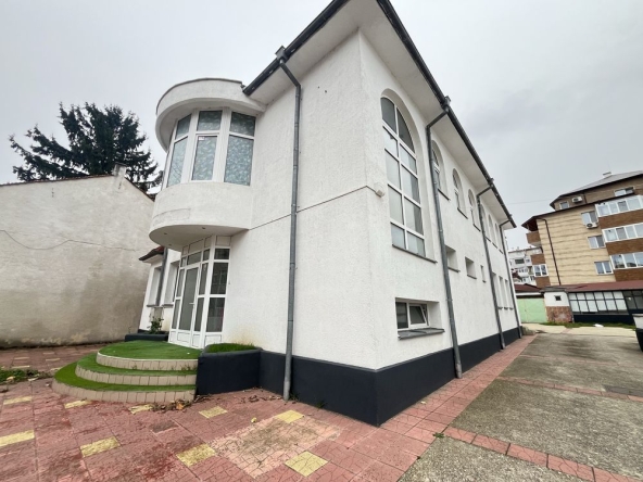 Офис в Добрич, Център - 1169 кв.м за 514 €/кв.м - Снимка #1