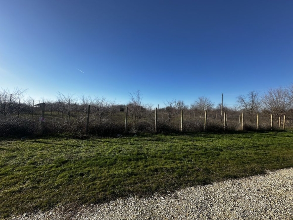 Земеделски имот в с. Обнова, Област Плевен -  кв.м за 4539 €/дка - Снимка #1