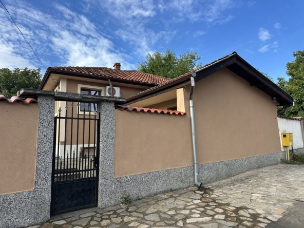 Къща в Луковит - 500 кв.м за 153 €/кв.м - Снимка #1