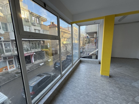 Дава се под наем Офис в Търговище, Център - 50 кв.м за 179.52 € - Снимка #1