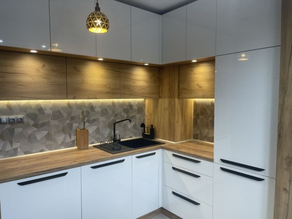 Дава се под наем Тристаен апартамент в к.к. Слънчев ден - 60 кв.м за 498.27 € - Снимка #1