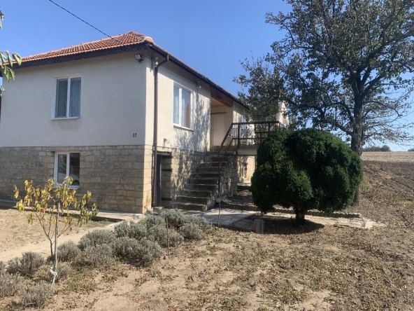 Къща в с. Карапелит, Област Добрич - 100 кв.м за 561 €/кв.м - Снимка #1