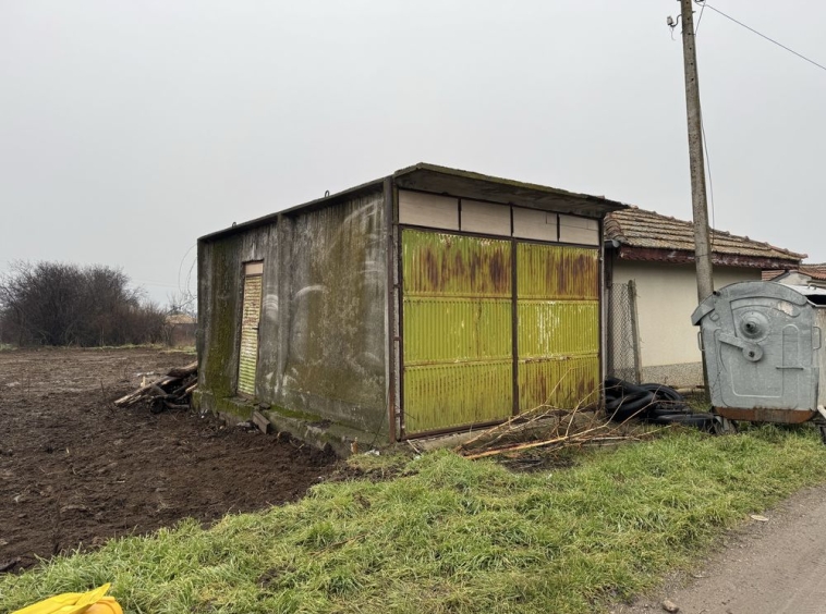 Гараж / Паркомясто в с. Стража, Област Търговище - 18 кв.м за 71 €/кв.м - Снимка #1