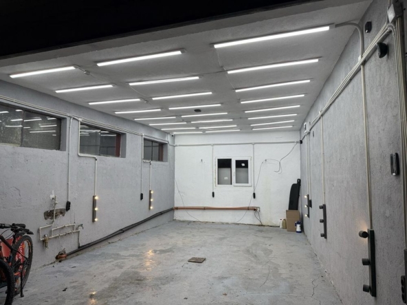 Дава се под наем Промишлена сграда в Варна, м-т Кочмар - 38 кв.м за 348.84 € - Снимка #1