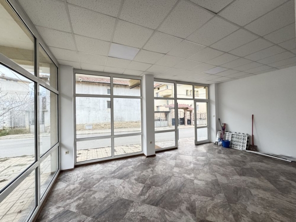 Магазин в Казанлък - 47 кв.м за 971 €/кв.м - Снимка #1