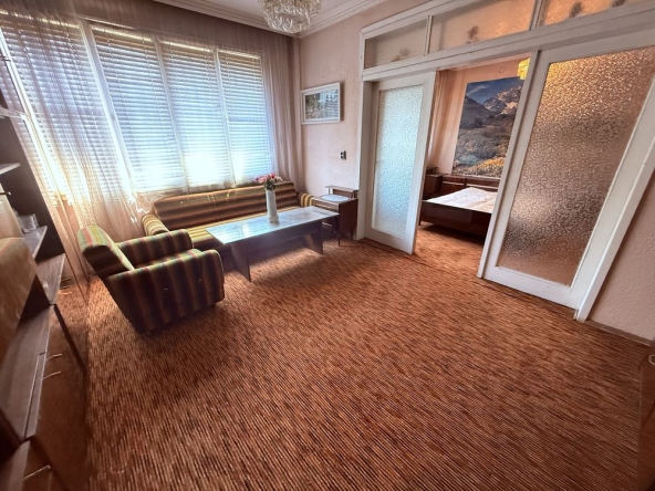 Етаж от къща в Чирпан - 400 кв.м за 82 €/кв.м - Снимка #1