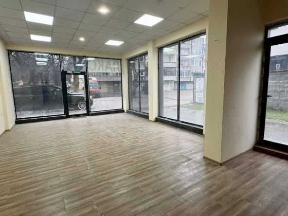 Дава се под наем Магазин в Търговище, Център - 41 кв.м за 278.97 € - Снимка #1