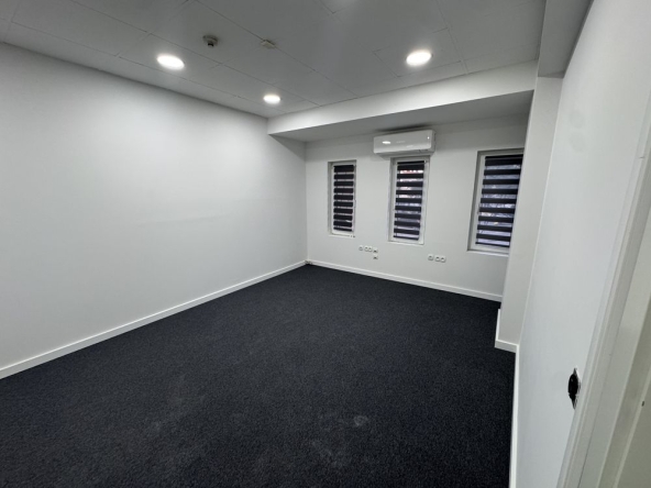 Дава се под наем Офис в Перник, Център - 20 кв.м за 280.5 € - Снимка #1