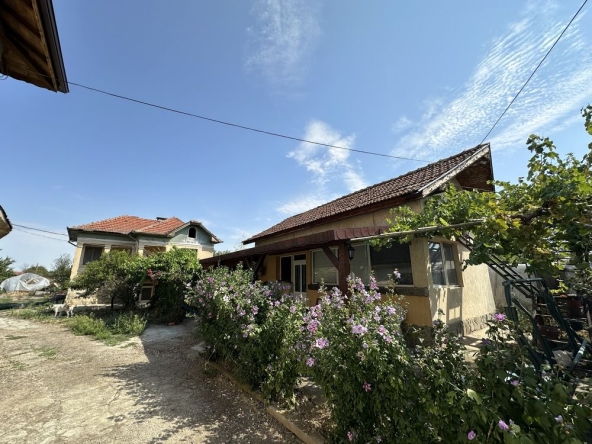 Къща в с. Биволаре, Област Плевен - 2000 кв.м за 30 €/кв.м - Снимка #1