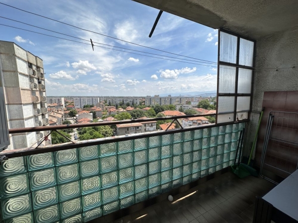 Тристаен апартамент в Пазарджик, Идеален център - 92 кв.м за 510 €/кв.м - Снимка #1