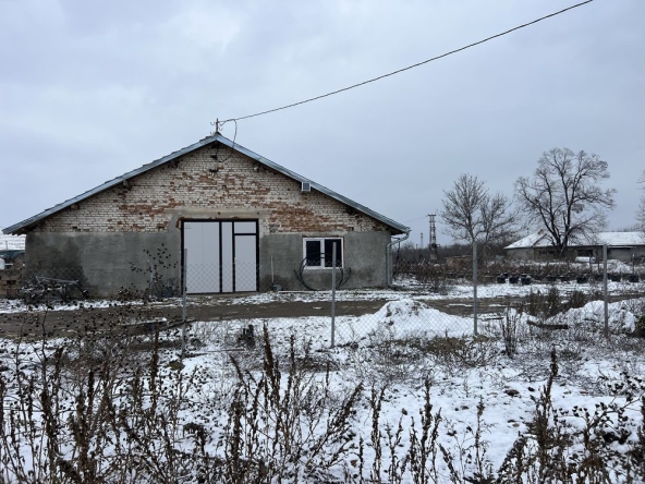 Дава се под наем Промишлена сграда в с. Куцина, Област Велико Търново - 400 кв.м за 797.64 € - Снимка #1