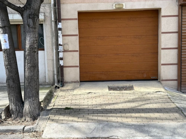 Дава се под наем Гараж / Паркомясто в Варна, Колхозен пазар - 30 кв.м за 154.53 € - Снимка #1