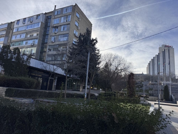 Тристаен апартамент в Разград, Център - 65 кв.м за 1569 €/кв.м - Снимка #1