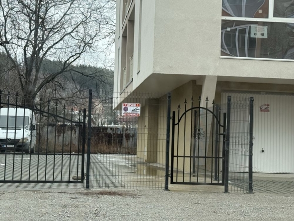 Дава се под наем Гараж / Паркомясто в Перник, Изток - 18 кв.м за 39.78 € - Снимка #1