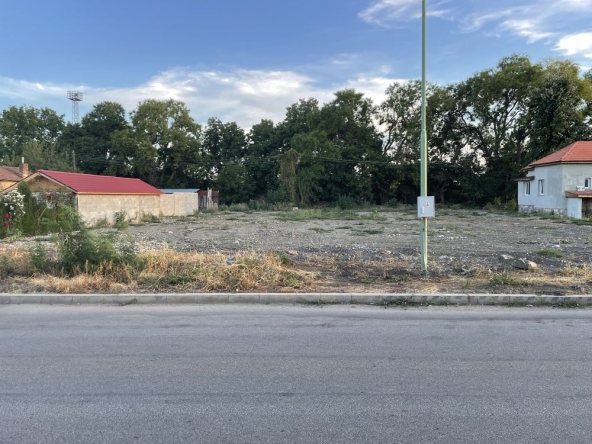 Дава се под наем Парцел в Левски - 1500 кв.м за 306 € - Снимка #1