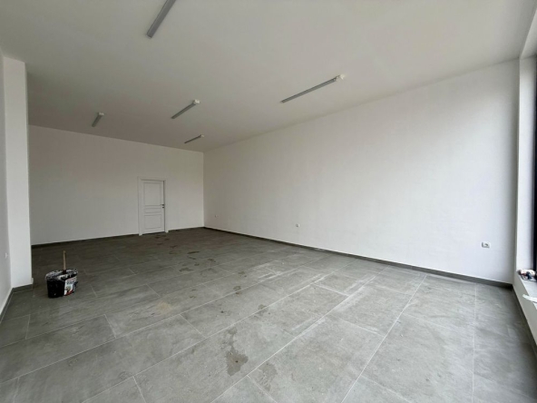 Дава се под наем Магазин в Търговище, Боровец - 70 кв.м за 498.27 € - Снимка #1