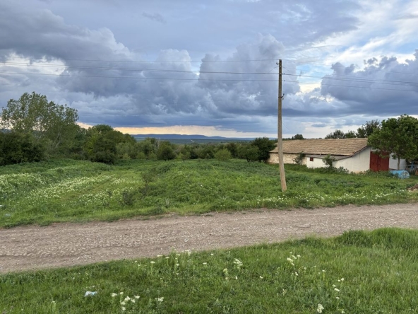 Парцел в с. Медовина, Област Търговище - 15000 кв.м за 7 €/кв.м - Снимка #1