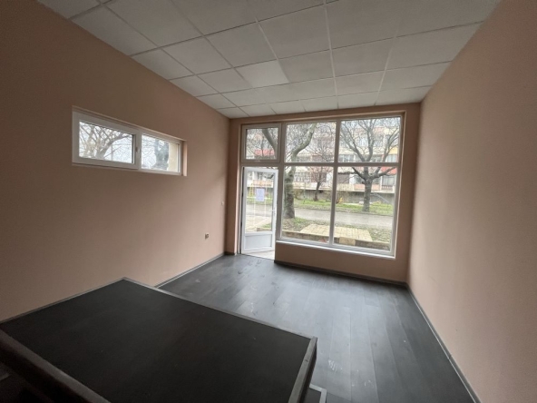 Дава се под наем Магазин в Ихтиман - 17 кв.м за 129.54 € - Снимка #1