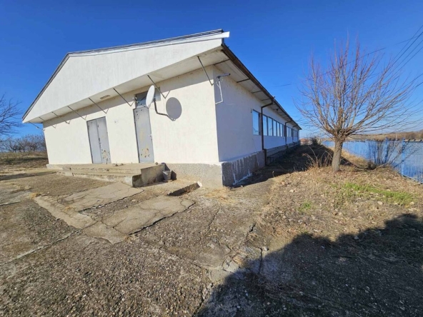 Дава се под наем Промишлена сграда в с. Стамболово, Област Хасково - 587 кв.м за 498.27 € - Снимка #1