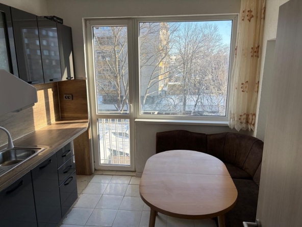 Дава се под наем Тристаен апартамент в Добрич, Център - 70 кв.м за 328.95 € - Снимка #1