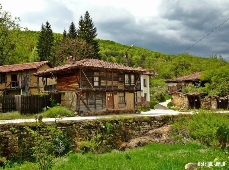 Парцел в с. Свежен, Област Пловдив - 2000 кв.м за 9 €/кв.м - Снимка #1