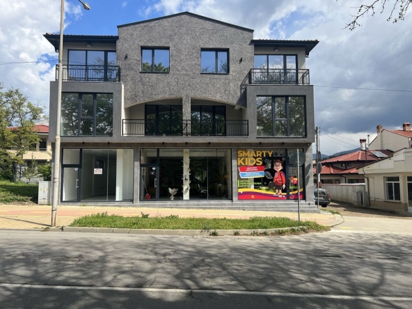 Дава се под наем Магазин в Казанлък - 50 кв.м за 378.93 € - Снимка #1