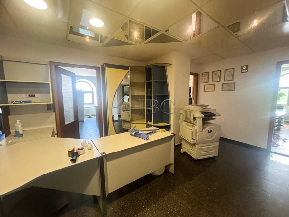 Дава се под наем Офис в Русе, Център - 220 кв.м за 850 € - Снимка #1