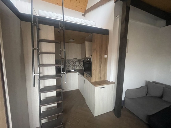 Дава се под наем Етаж от къща в София, Център - 45 кв.м за 648.21 € - Снимка #1