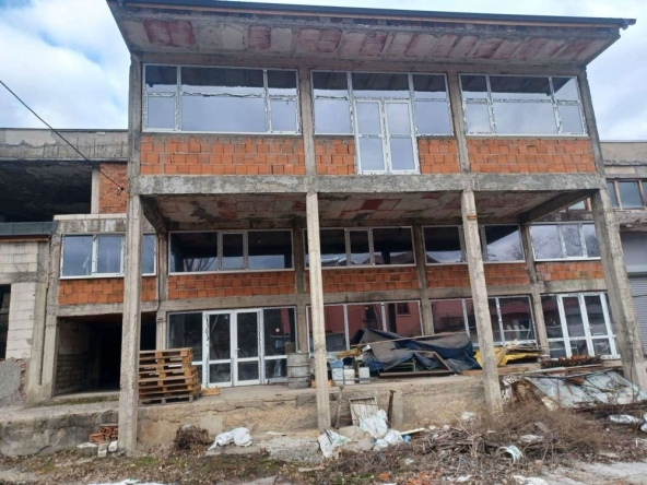 Промишлена сграда в Кюстендил, Запад - 1599 кв.м за 169 €/кв.м - Снимка #1