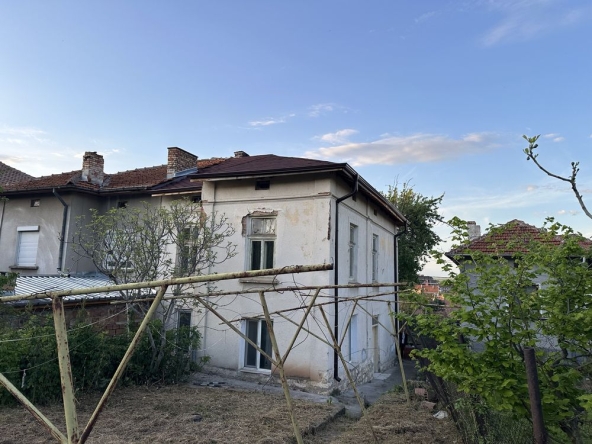 Къща в Луковит - 1 кв.м за 35700 €/кв.м - Снимка #1