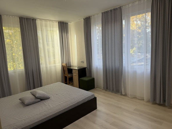 Дава се под наем Тристаен апартамент в Плевен, Сторгозия - 83 кв.м за 408 € - Снимка #1