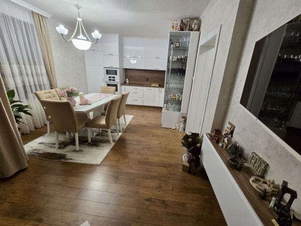 Дава се под наем Тристаен апартамент в Варна, Виница - 115 кв.м за 950 € - Снимка #1