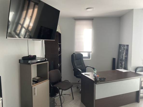 Дава се под наем Офис в Пловдив, Младежки Хълм - 25 кв.м за 7.65 € - Снимка #1