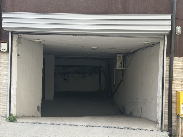 Дава се под наем Гараж / Паркомясто в Шумен, Пожарната - 12 кв.м за 51 € - Снимка #1